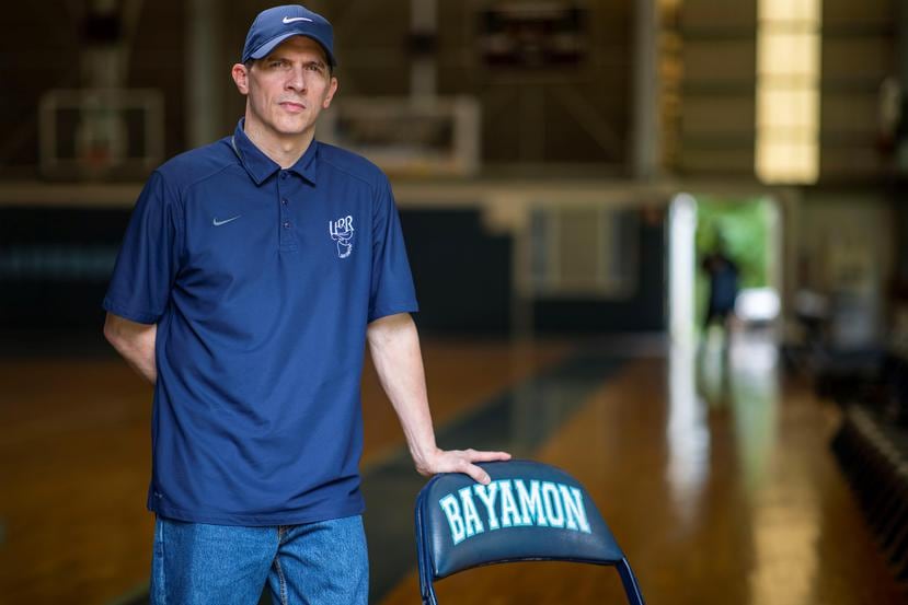 Gerardo “Jerry” Batista posa en la cancha del Recinto de Bayamón de la Universidad de Puerto Rico, donde trabaja como director atlético y entrenador del equipo femenino de baloncesto.