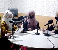 Najia Sorosh, directora de la radioemisora dirigida por mujeres Sadai Banowan (derecha), habla con su personal en el estudio de transmisión en la provincia de Badakhshan, en el noreste de Afganistán, el martes 7 de marzo de 2023. La emisora fue clausurada por emitir música durante el mes sagrado del Ramadán, aseguró el sábado un funcionario talibán. "No hemos transmitido música de ningún tipo”, aseguró Sorosh. (Sadai Banowan vía AP)