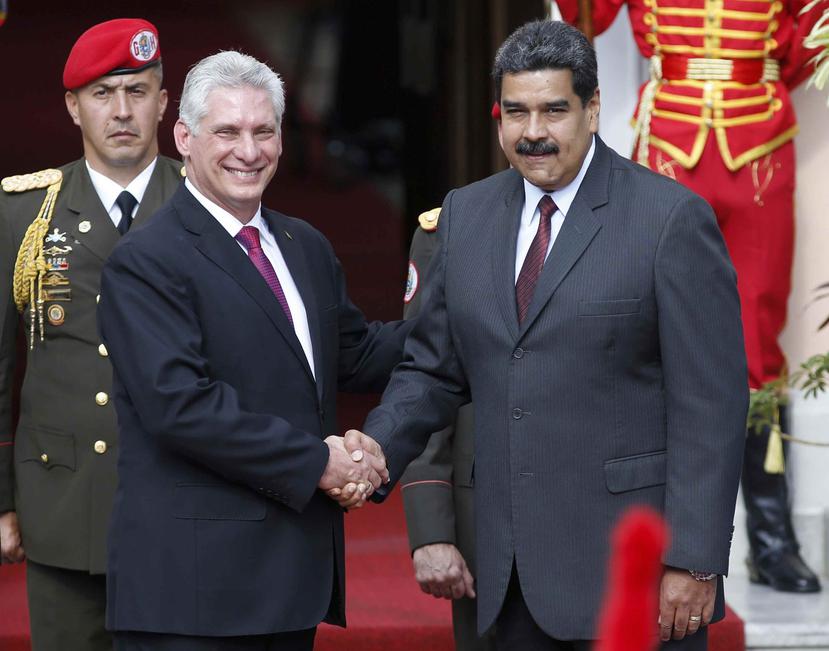 El presidente de Cuba, Miguel Díaz-Canel (izq.) visitó Venezuela el pasado 30 de mayo y se reunió con su contraparte venezolano, Nicolás Maduro. (AP / Ariana Cubillos)