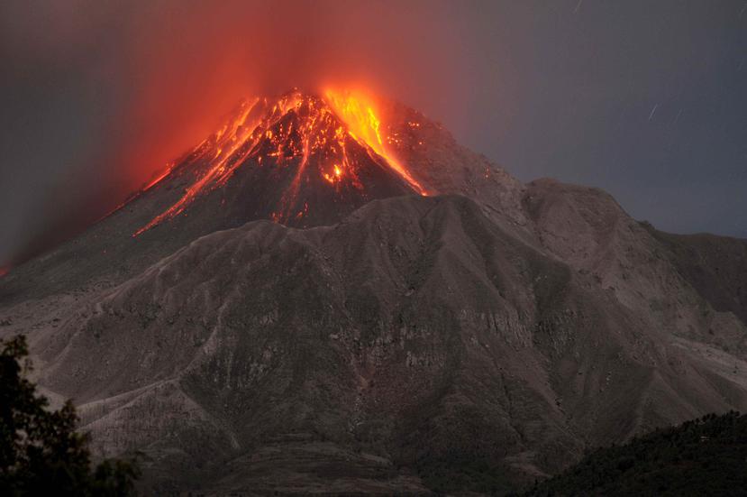 En las Antillas Menores hay unos 17 volcanes activos pero sólo el Soufriere Hills, en la isla de Monserrat, está en erupción, los demás están dormidos.. (AP)