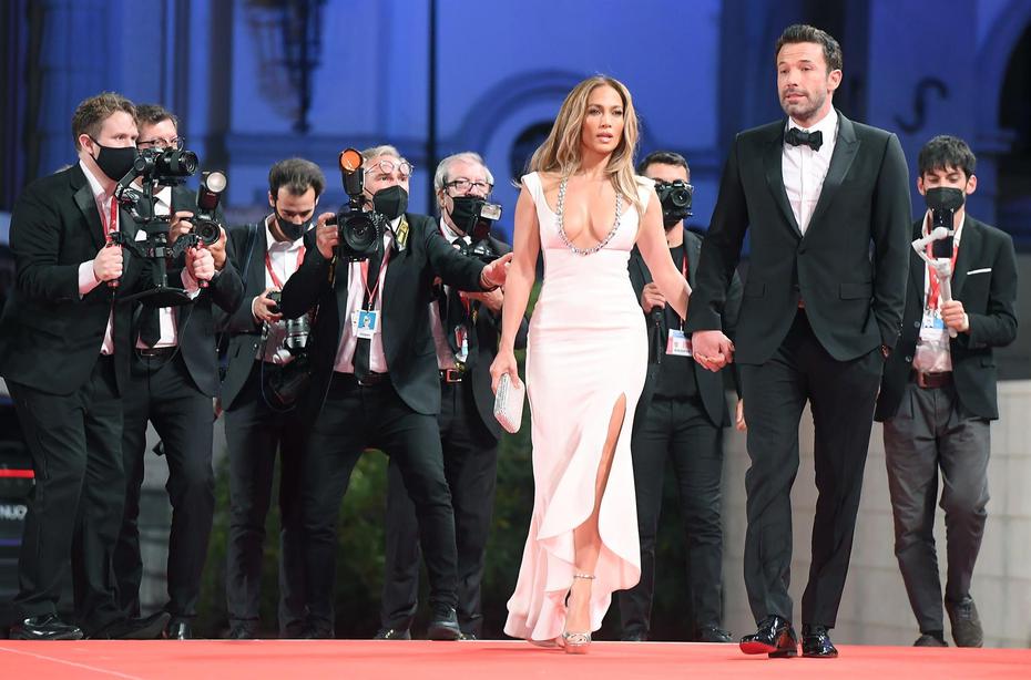 Jennifer lópez y Ben Affleck llegaron agarrados de la mano al evento en el Palacio de Cine del Lido en Venecia.