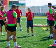 Dave Sarachan imparte instrucciones antes de la sesión de entrenamiento del equipo en lunes en Mayagüez.