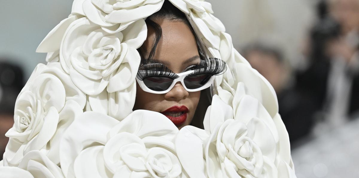 Rihanna el año pasado a su llegada a la alfombra roja que llevó por tema  "Karl Lagerfeld: A Line of Beauty".