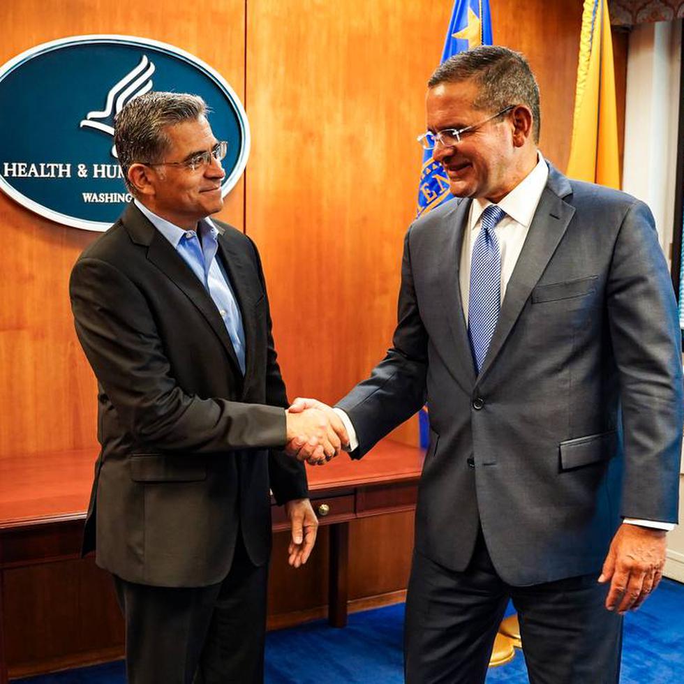 El secretario de Salud de Estados Unidos, Xavier Becerra, y el gobernador Pedro Pierluisi, durante una reunión de septiembre pasado.