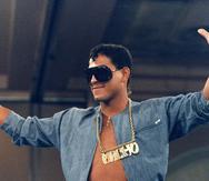 Héctor "Macho" Camacho luciendo una combinación típica para él: pulseras de oro, cadena de oro con su apodo, gafas último del momento y chaqueta con el pecho expuesto. (Archivo)