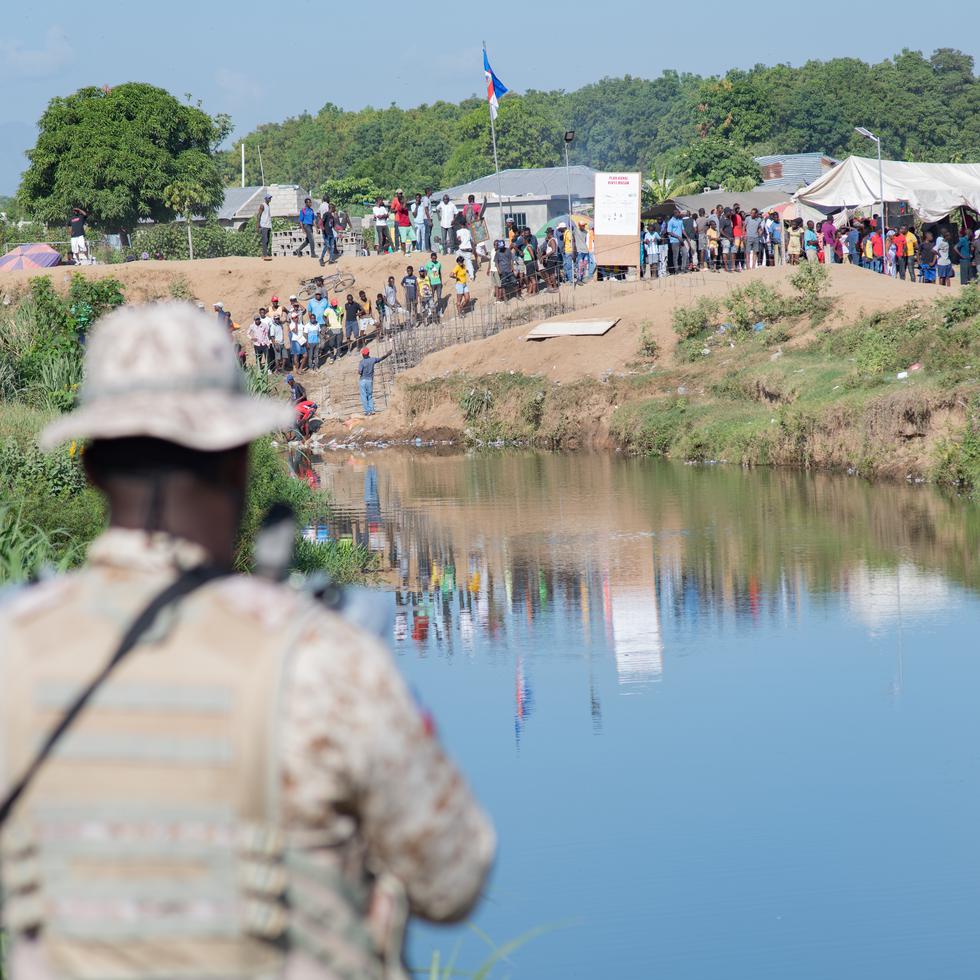 Un militar dominicano hace vigilancia en el borde del río Masacre, frontera natural con Haití, hoy, en Dajabón (República Dominicana).