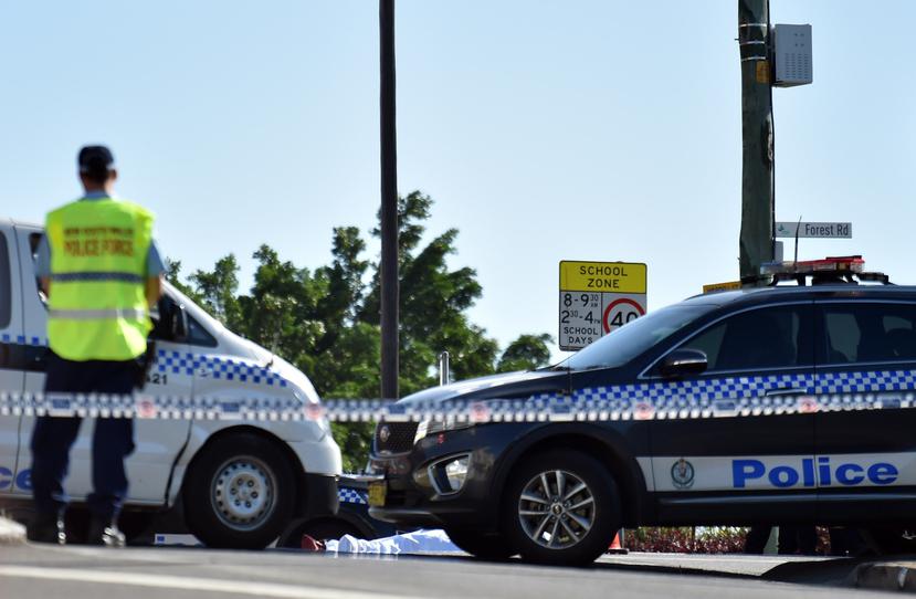 Policías custodian el lugar donde se ha producido un ataque con cuchillo en Sídney, Australia. (EFE)