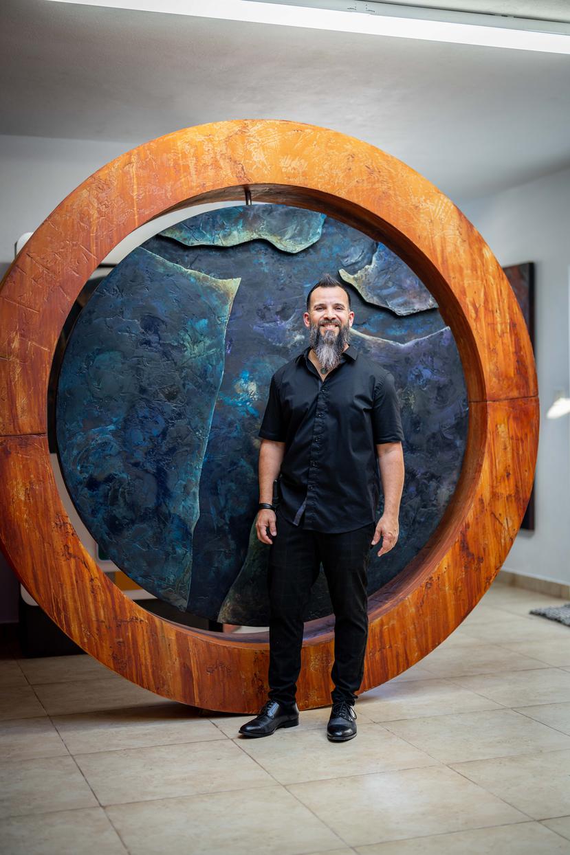 Rivera with one of his largest pieces of art.