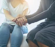 Man giving hand to depressed woman,Suicide prevention,Positive attitude and help open mind,Mental health care concept (Shutterstock)PREVENCION SUICIDIO