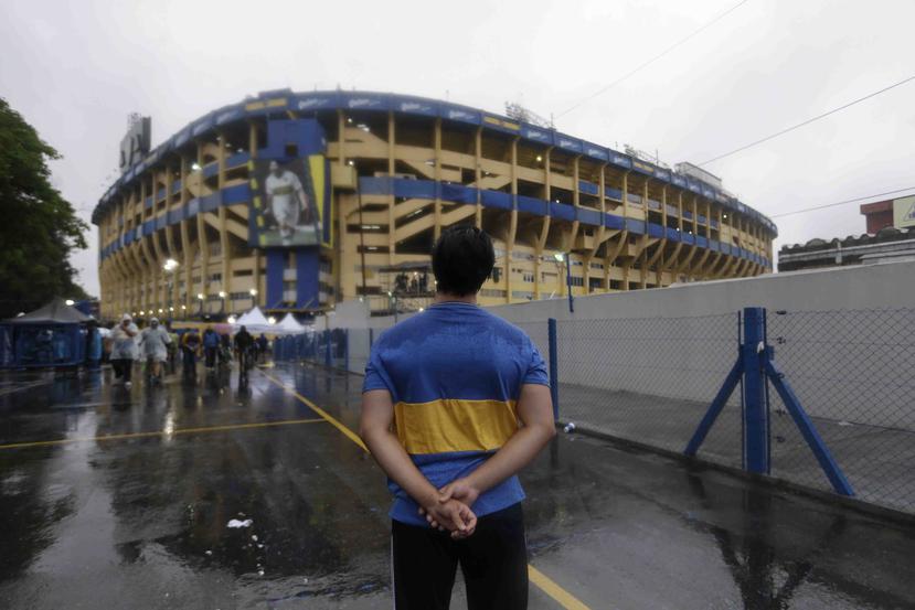 Un fanático del Boca observa el estadio Alberto Armando en Buenos Aires. (AP)