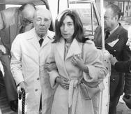 En esta foto de archivo del 20 de abril de 1980, el escritor argentino Jorge Luis Borges, acompañado de María Kodama, llega a Madrid, España, para recibir el premio Cervantes.