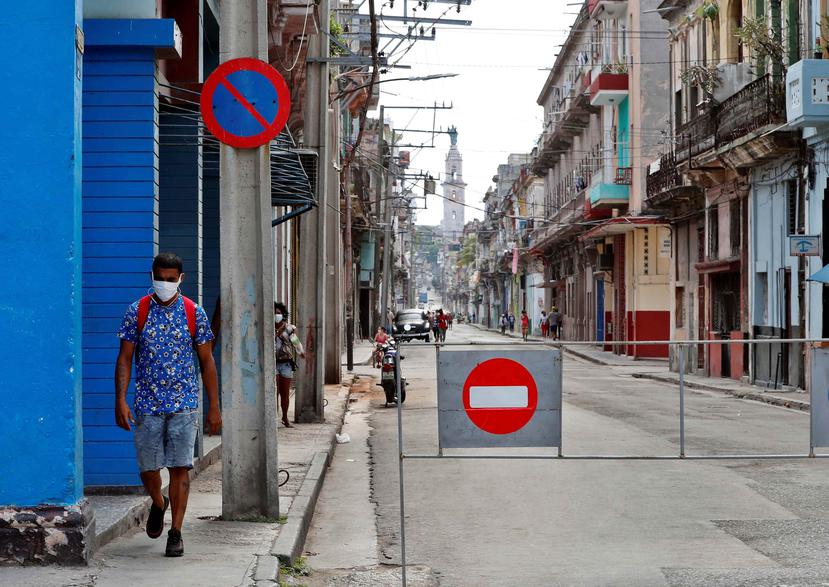 Un hombre camina por una calle cerrada en La Habana, Cuba. (EFE)