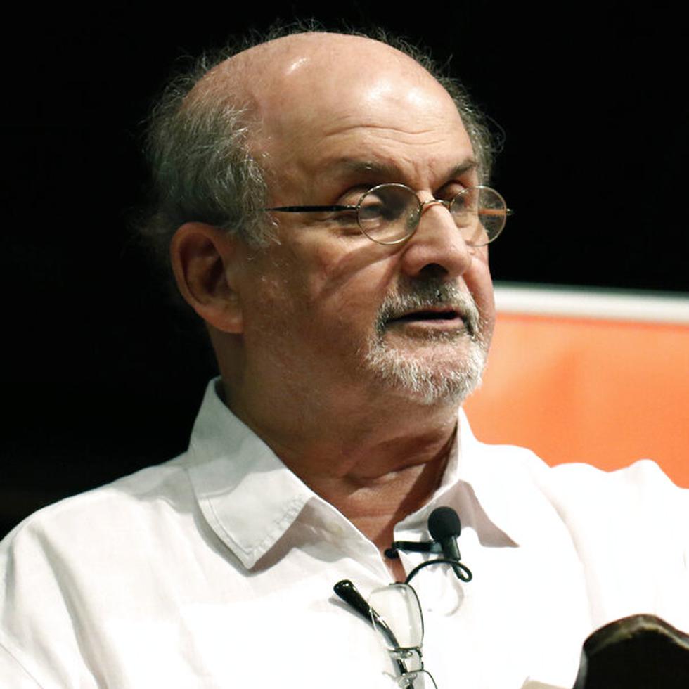 El autor Salman Rushdie habla sobre los inicios de su carrera literaria durante la Feria del Libro de Mississippi, en Jackson, Mississippi, el 18 de agosto de 2018.