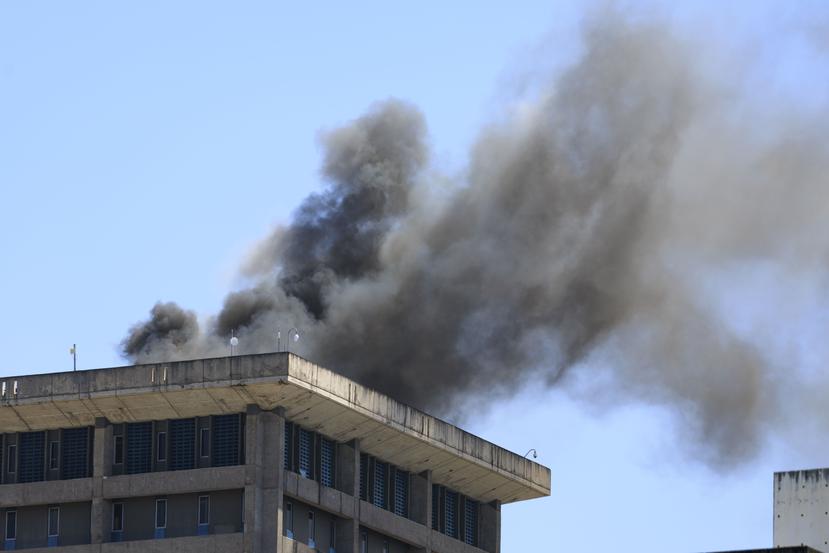 El fuego ocurrió el techo de la Torre Sur del Centro Gubernamental Minillas.