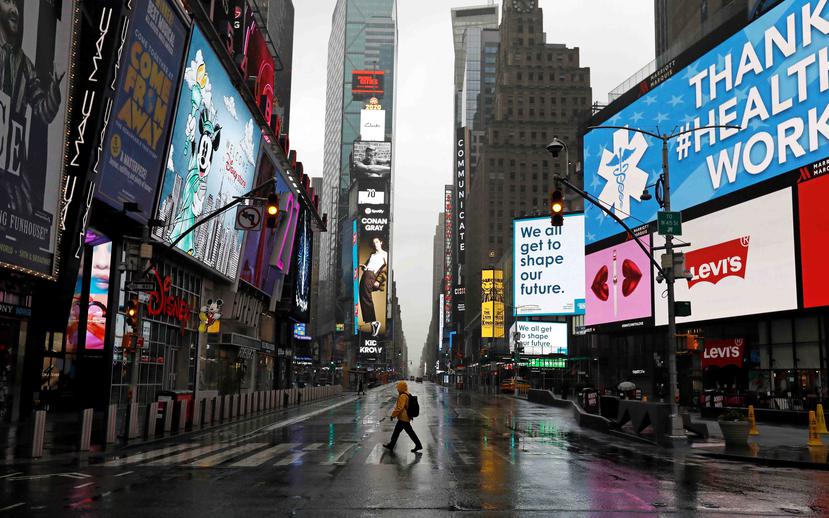 Un ciudadano camina por un desierto Times Square durante la emergencia del COVID-19. (EFE)