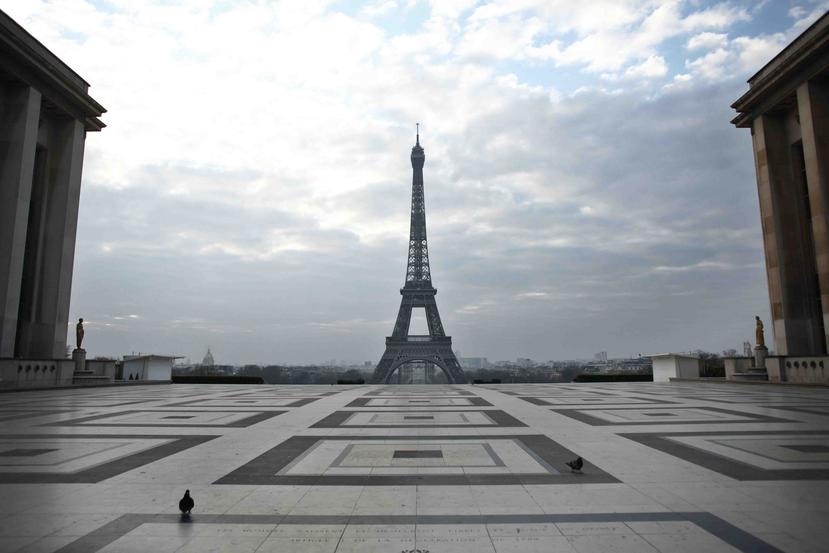 Esta foto del 18 de marzo del 2020 muestra la plaza de Trocadero, delante de la Torre de Eiffel, en París. (AP)
