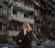 Natali Sevriukova, abrumada por la emoción, en el exterior de su destrozado edificio de apartamentos tras un ataque con proyectiles en Kiev, Ucrania, el 25 de febrero de 2022.