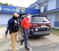 Policía traslada a Salil A. Zaveri del cuartel de Río Grande hacia la comandancia de Fajardo para la radicación de cargos por dispararle a un perro en el campo de golf del hotel Río Mar.(alex.figueroa@gfrmedia.com)
