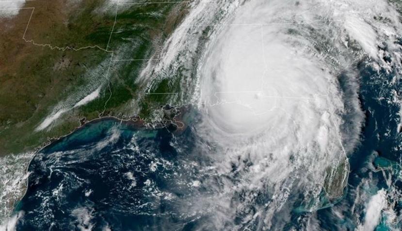 Fotografía cedida por la Administración Nacional de Océanos y Atmósfera, que muestra el ojo del huracán Michael (EFE).