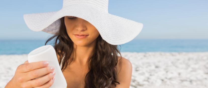 Aplicarse protector solar y usar un sombrero de ala ancha ayudarán a protegerte. (Shutterstock)
