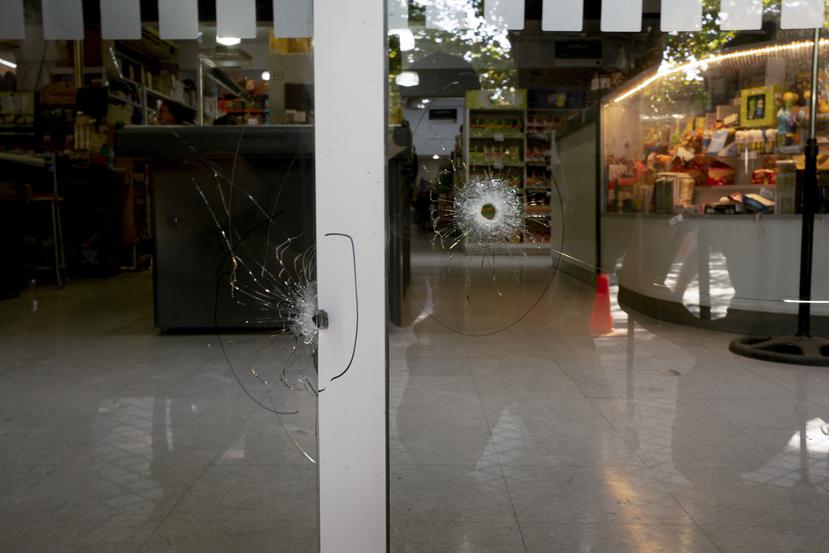 Los orificios de bala que impactaron las ventanas del supermercado Único, propiedad de la familia de su esposa situado en la ciudad de Rosario. Argentina, y que fue atacado a balazos, el jueves 2 de marzo de 2023