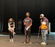 Estudiantes ensayan para la obra de teatro de "IRO en busca del coquí".