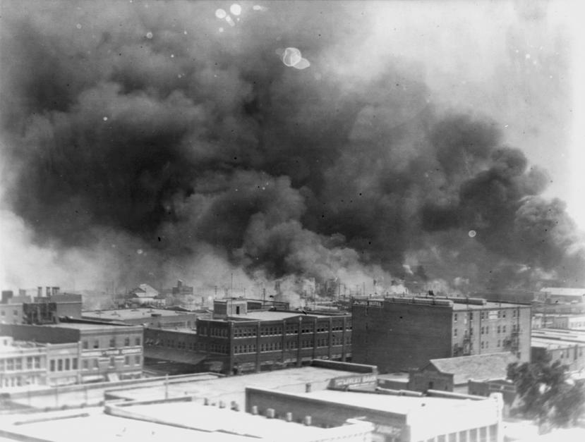 Esta imagen de 1921, facilitada por la Biblioteca del Congreso, muestra enormes columnas de humo que se elevan sobre Tulsa, Oklahoma, durante el ataque y masacre que cometió una turba blanca contra población negra.