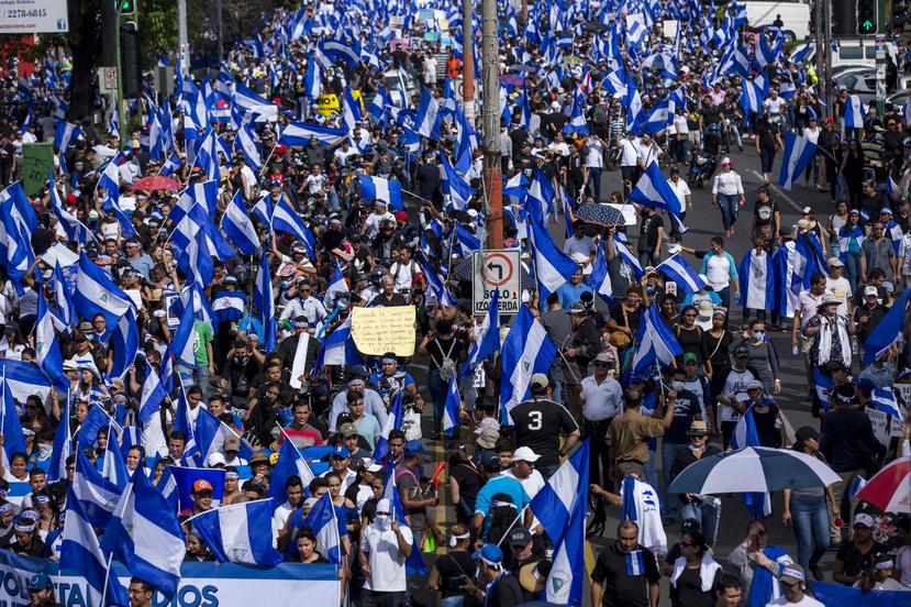 La imagen capta parte de la multitud que participó este miércoles en una marcha en honor a las madres de los jóvenes caídos en diversas protestas contra el gobierno de Daniel Ortega. Las manifestaciones se han prolongado ya por 46 días.
