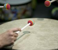 Los instrumentos de percusión, tales como: maracas, palitos, güiro y tambores son los más utilizados para estimular.