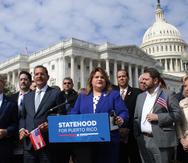 The resident commissioner, Jenniffer González Colón, along with Governor Pedro Pierluisi and federal legislators in Washington DC. (Diego Ramos Bechara)