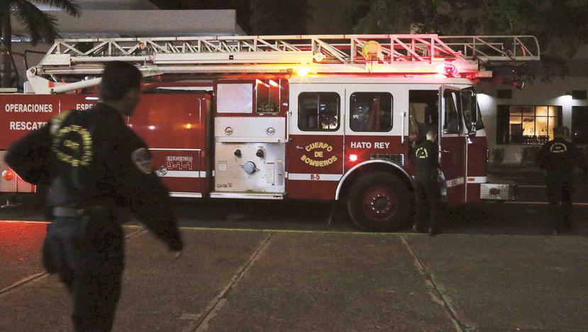Personal de la estación de Barrio Obrero de los Bomberos de Puerto Rico controló el pequeño incendio que ocurrió en la azotea del hotel. (Archivo / GFR Media)