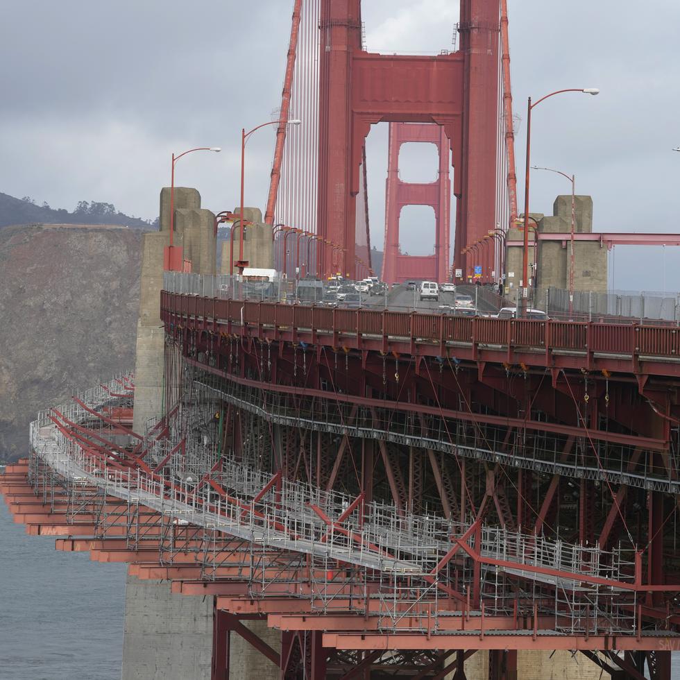 El gobierno de la ciudad de San Francisco construyó una red de disuasión de suicidios a lo largo del puente Golden Gate de San Francisco, desde donde casi 2,000 personas se han lanzado al vacío desde que se inauguró el puente en 1937.