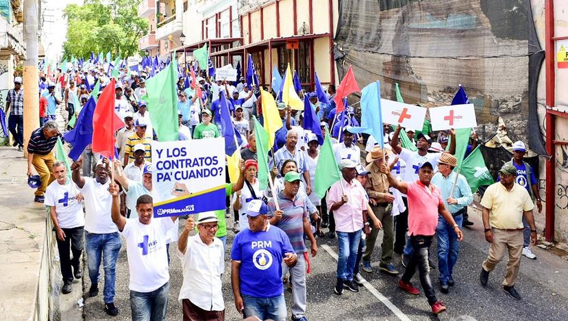Cientos de dominicanos protestan contra la corrupción, la impunidad y una eventual habilitación al presidente Danilo Medina para optar a un tercer mandato. (EFE)