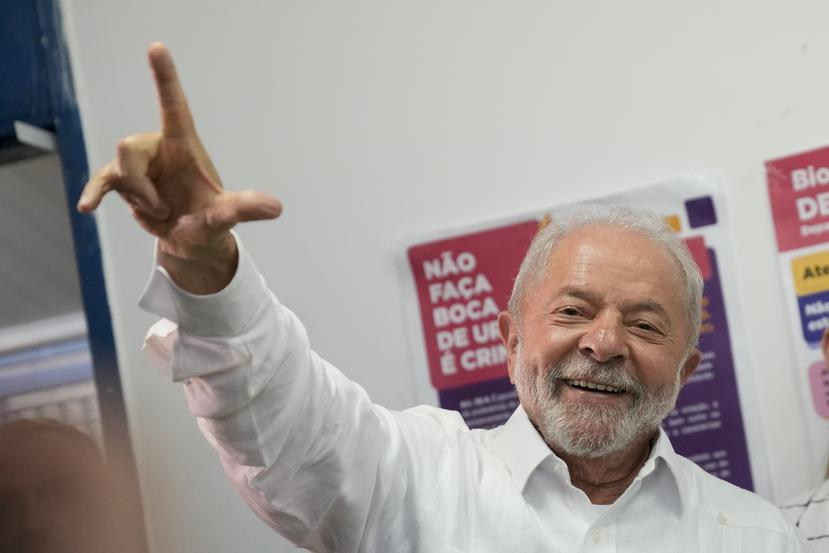 Luiz Inacio Lula da Silva sonríe tras emitir su voto este domingo.
