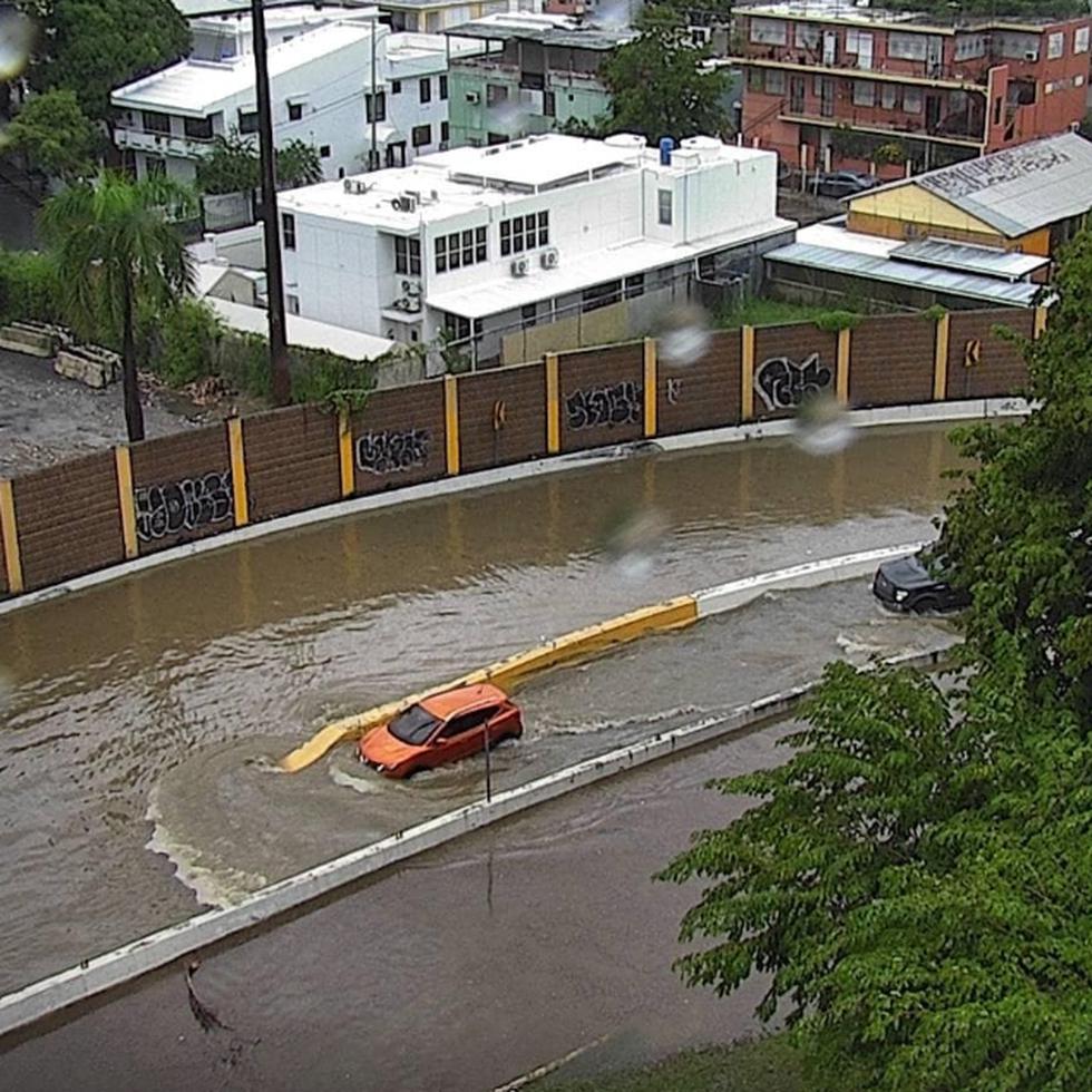 Varios autos quedan atrapados en medio de la inundación reportado el pasado lunes, 6 de noviembre, en una de las entradas al Túnel Minillas.