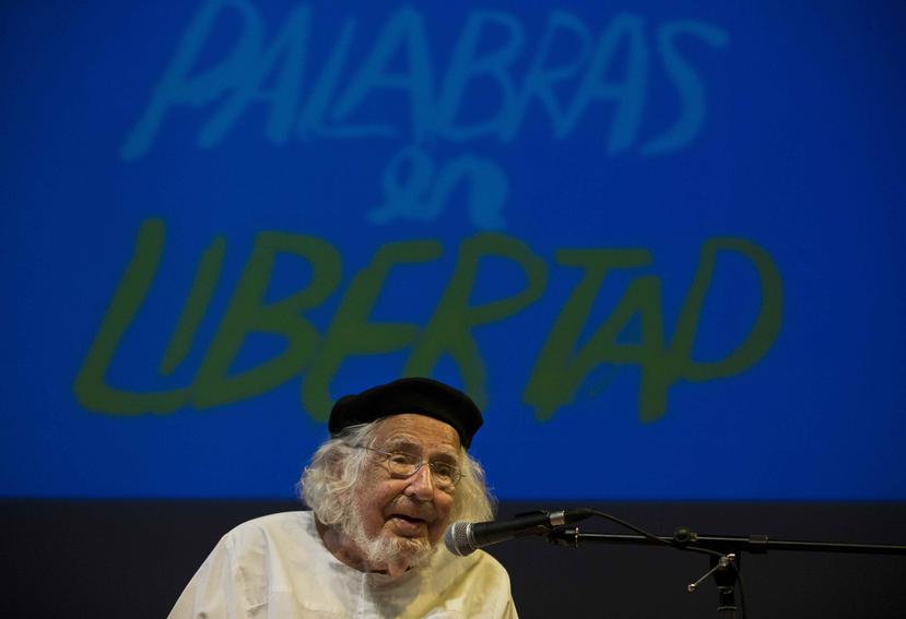 Ernesto Cardenal en una foto de 2015 durante su participación en el foro “Centroamerica Cuenta” realizado en Managua  en su honor. (AP)