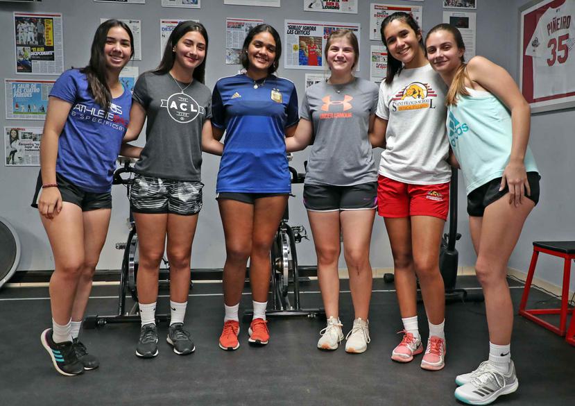 De izquierda a derecha: Ariana Rivera, Valeria Montes, Yarimar Correa, Ivana Sánchez, Lilianis Pérez y Alanis Labeaga. Todas fueron operadas del ligamento  cruzado anterior.