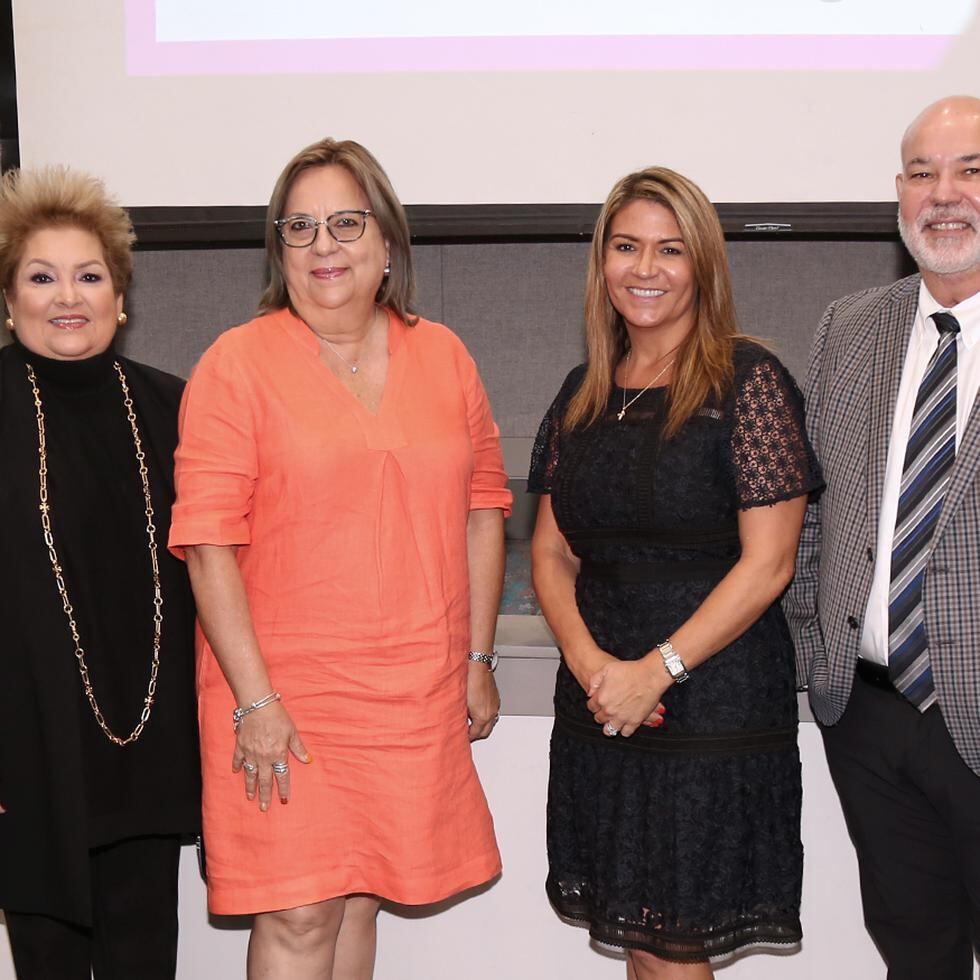 Sylvia Villafañe (presidente Adopta Ahora), Carmen Rivera (directora de hogar), Wendy Perry y el representante Carlos “Johnny” Méndez.