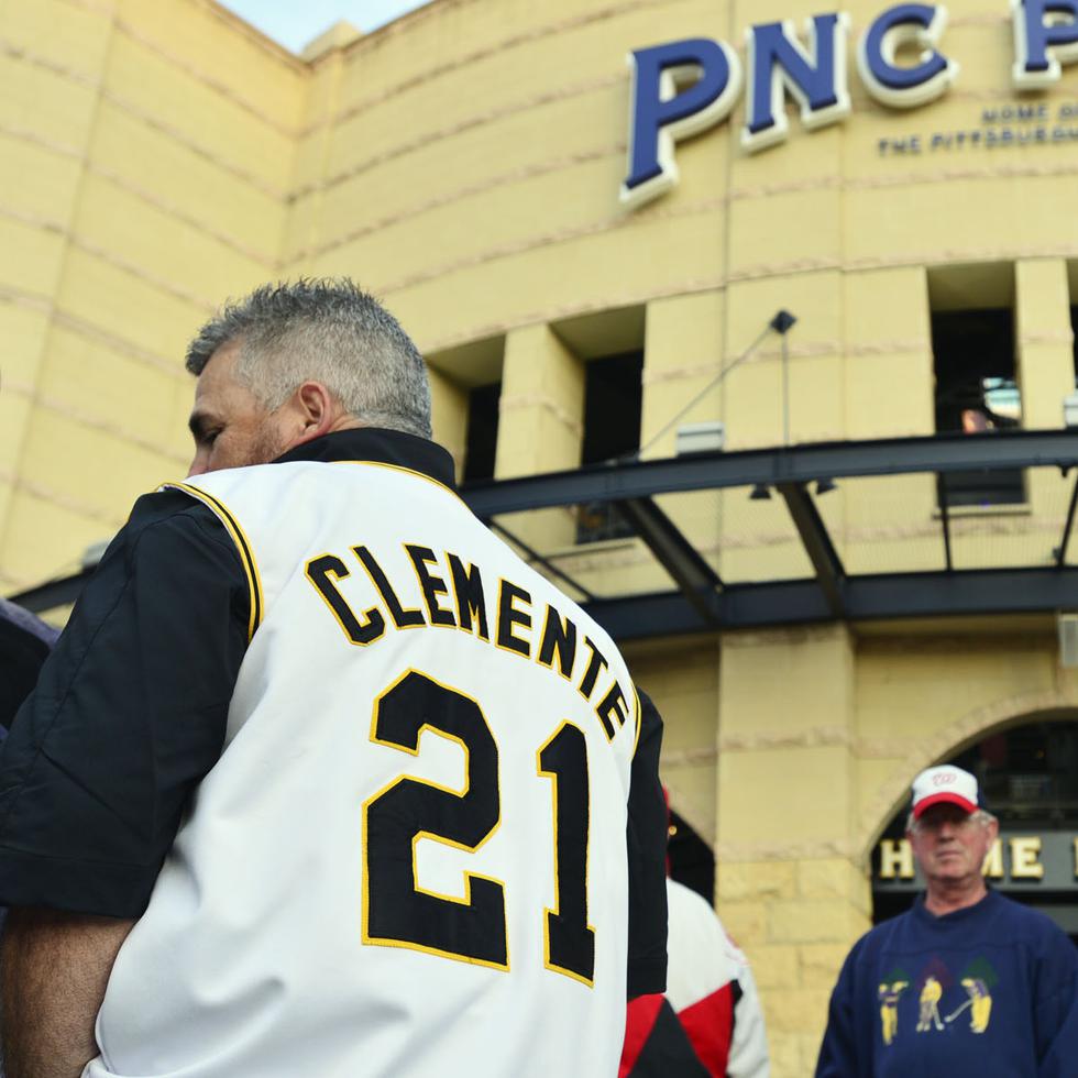 El número 21 que usó Roberto Clemente durante su legendaria carrera sigue muy presente entre la fanaticada en Pittsburgh.
