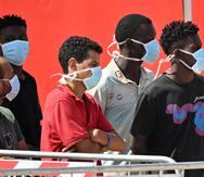 Migrantes rescatados en el mar desembarcan del buque de rescate Open Arms Uno en el puerto de Messina, en Sicilia, Italia, el 27 de agosto de 2022. (EFE/EPA/CARMELO IMBESI)