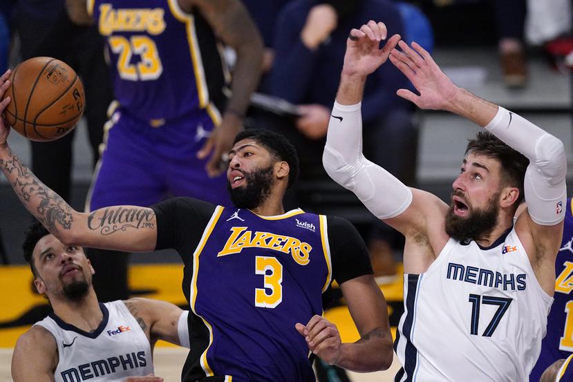 El delantero de los Lakers de Los Ángeles Anthony Davis atrapa un rebote.