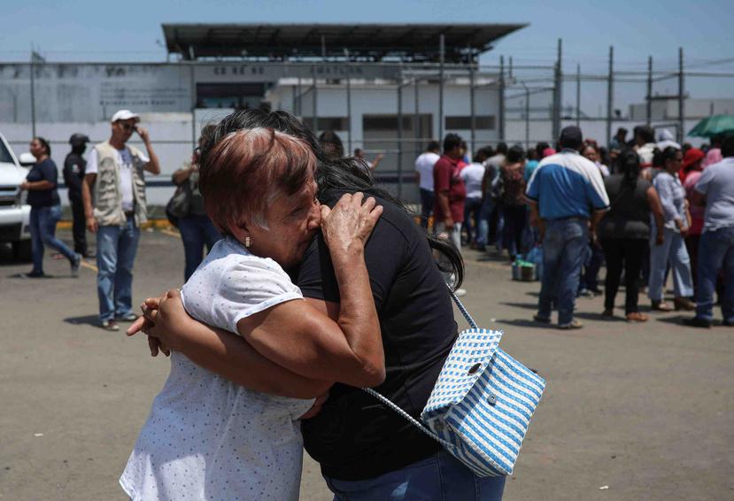 Familiares de internos se abrazan a las afueras de la cárcel de La Toma, en Amatlán de los Reyes, en el estado de Veracruz, México. (AP / Félix Márquez)
