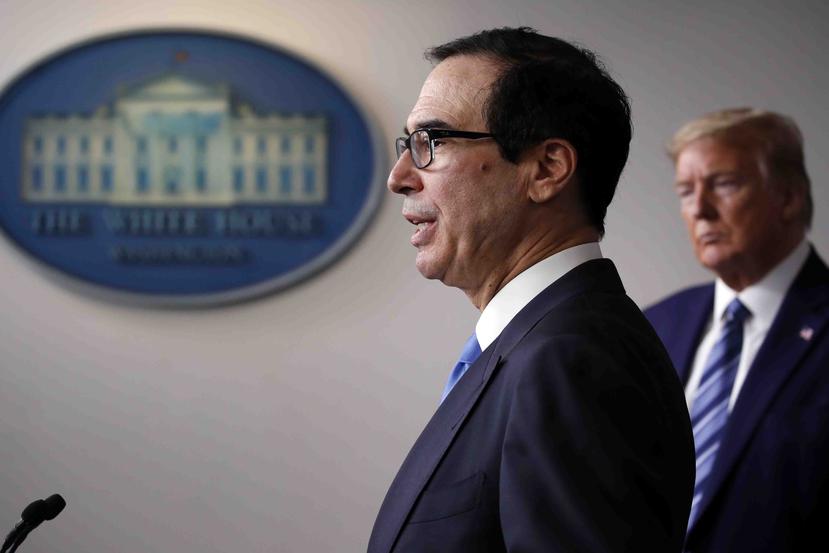 El presidente Donald Trump escucha al secretario del Tesoro Steven Mnuchin en la Sala de Prensa James Brady de la Casa Blanca, en Washington. (AP)