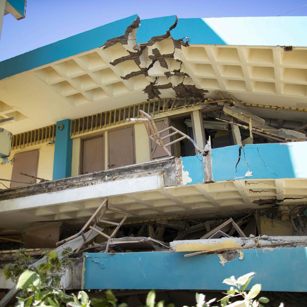 Imágenes impactantes de una escuela de tres pisos que colapsó en Guánica
