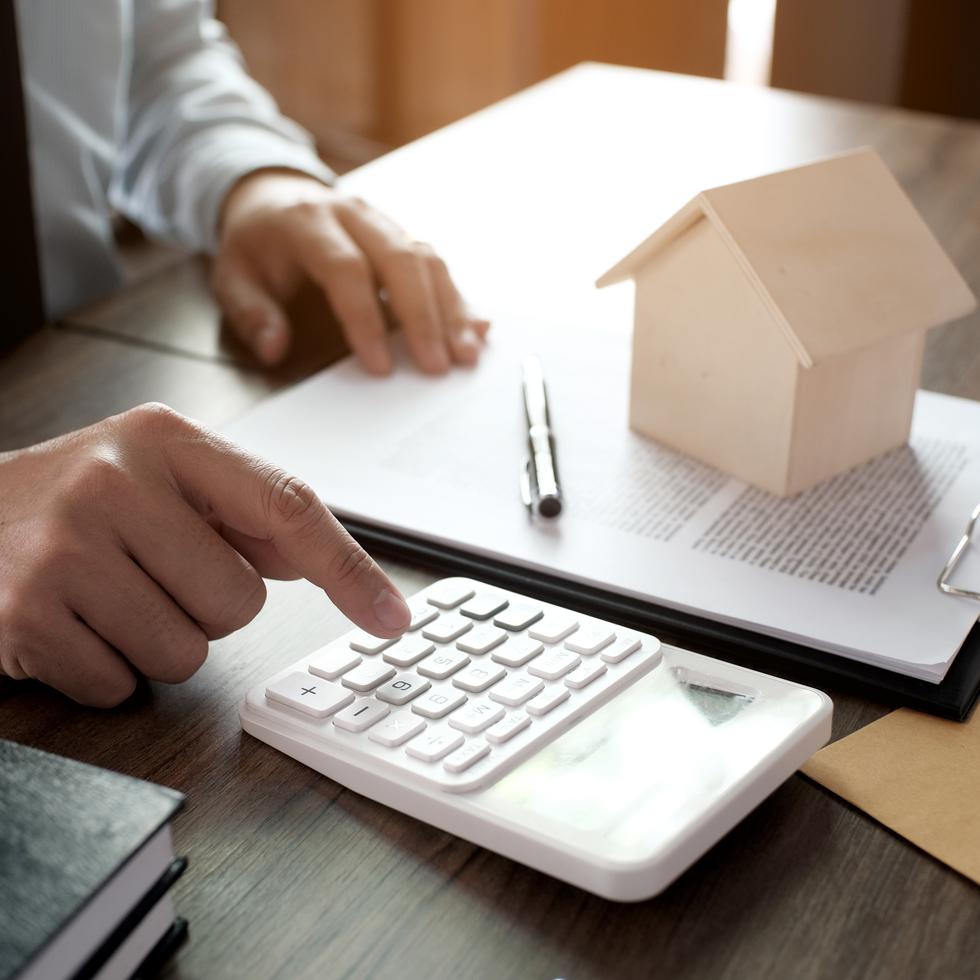 Los dueños de hogares deben comunicarse con sus instituciones bancarias para conocer las alternativas disponibles para quienes no puedan pagar sus hipotecas.