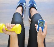 Realizar ejercicios y monitorear los niveles de glucosa en la sangre son algunas estrategias que recomiendan los endocrinólogos para mantener la diabetes bajo control.