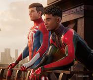 Peter Parker (izq). y Miles Morales en una escena del videojuego Marvel's Spider-Man 2.