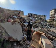 Varios edificios colapsaron en la mañana del viernes, 30 de octubre, en Turquía tras un intenso terremoto. EFE/EPA/Mehmet Emin Menguarslan