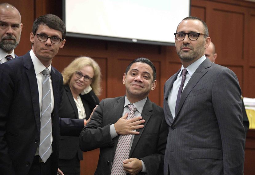 Clemente Javier Aguirre lleva su mano derecha al corazón al ser exonerado. El hondureño fue condenado a la pena de muerte por un doble asesinato que no cometió. (EFE / Phelan Ebanhack / Innocence Project)