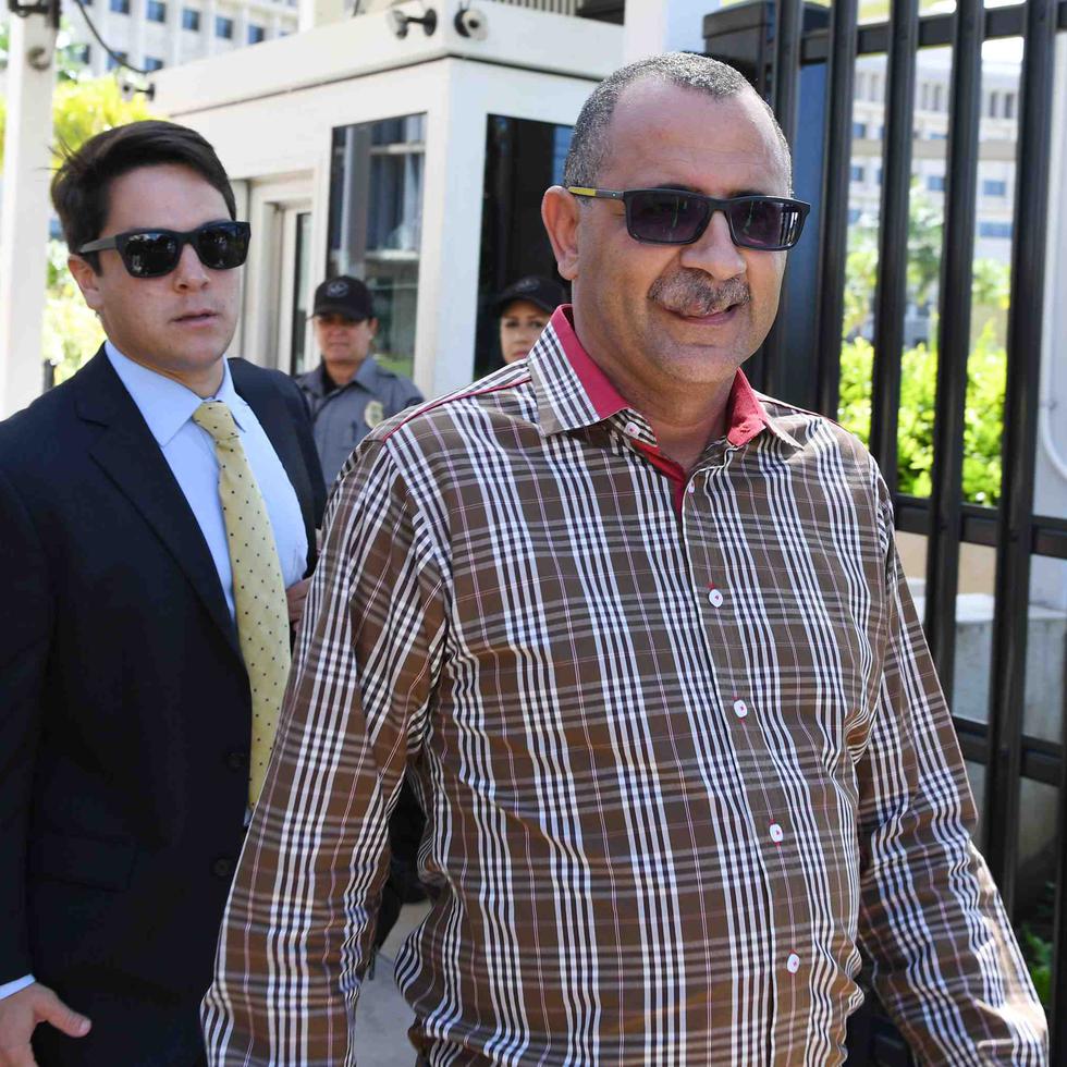 Abel Nazario sale del Tribunal Federal en San Juan tras ser arrestado en la mañana del miércoles, 6 de noviembre de 2019, por cargos de robo y soborno en relación con programas que reciben fondos federales.
